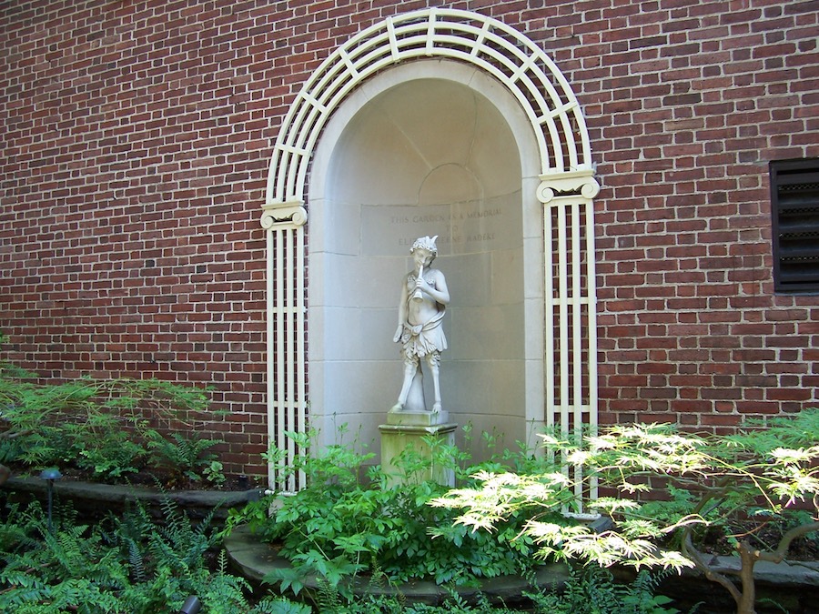 RISD_Museum_of_Art_courtyard_niche