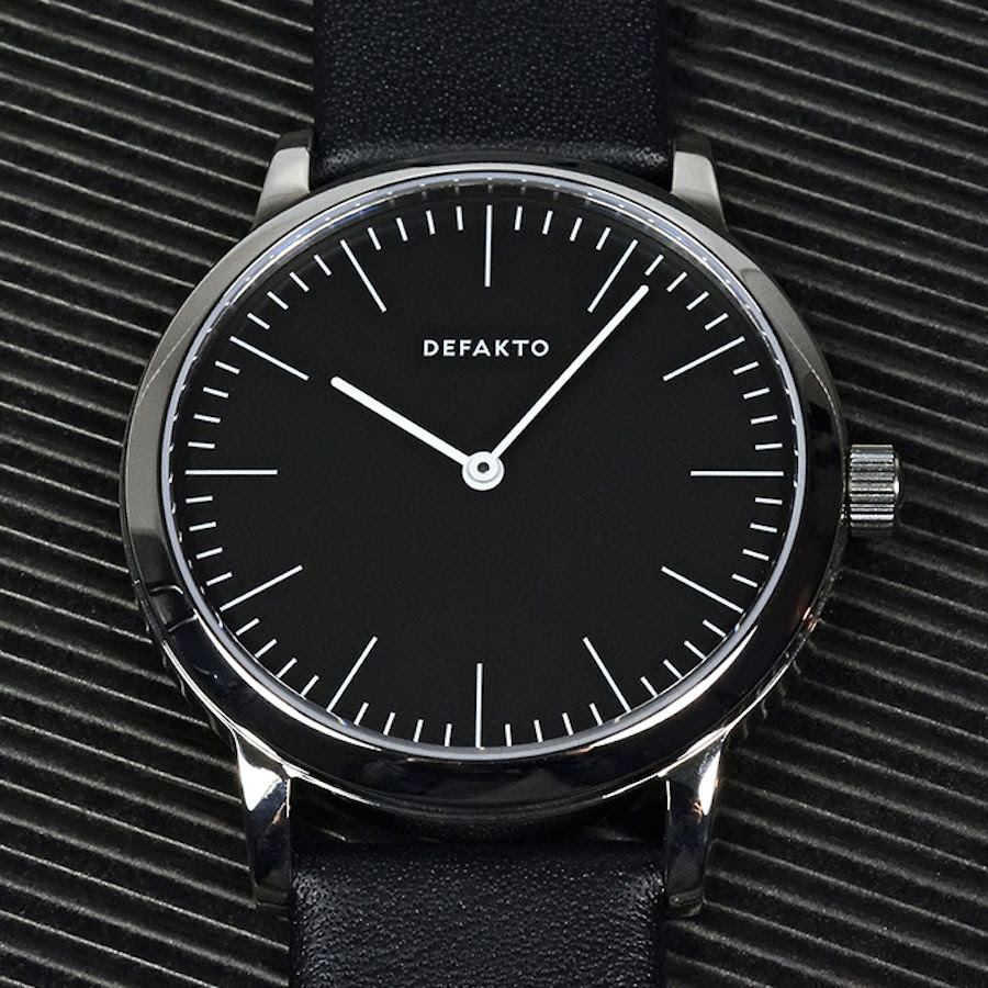 defakto-black-dial